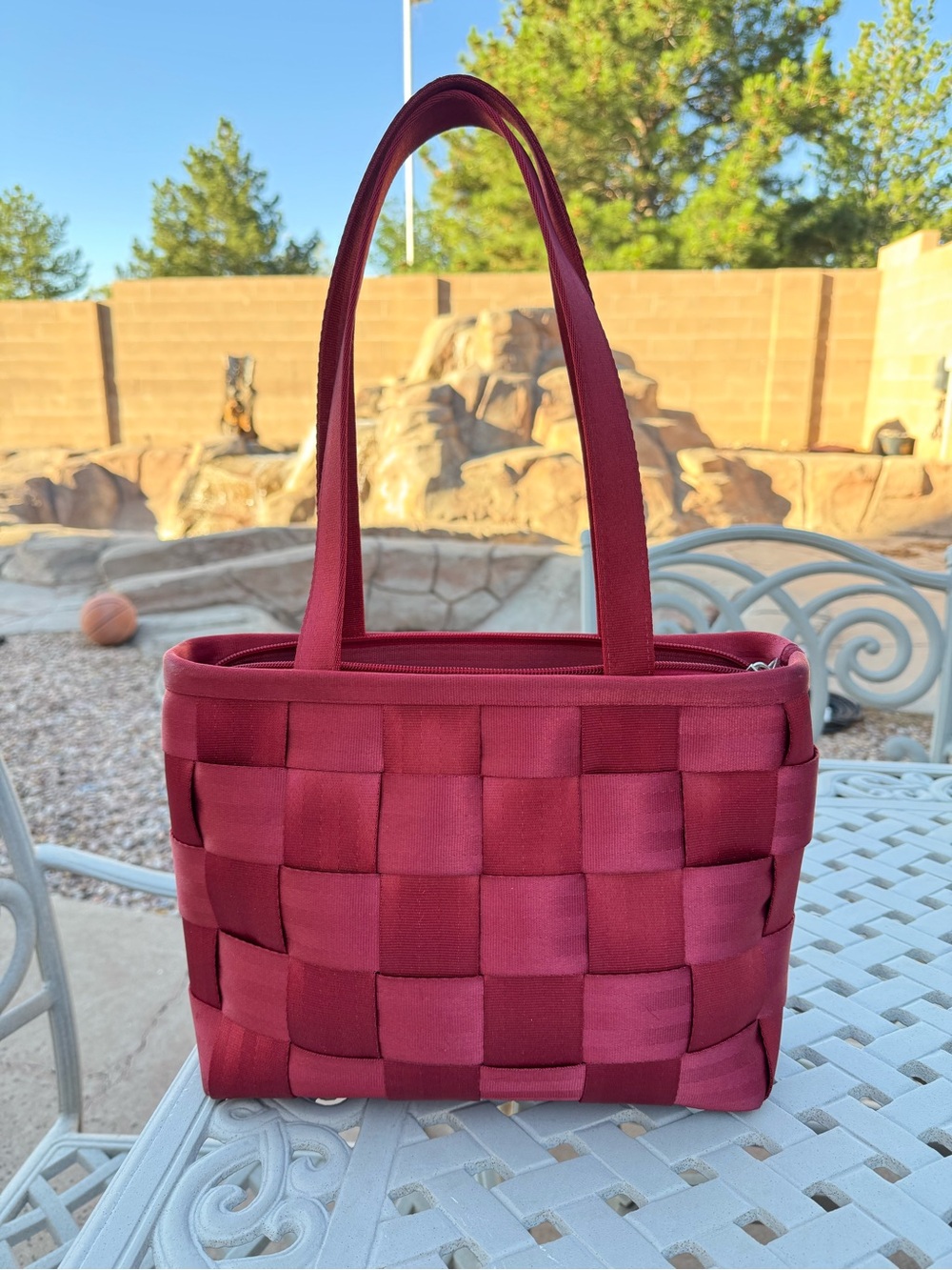 Harvey’s Seatbelt Bag in Classic Red